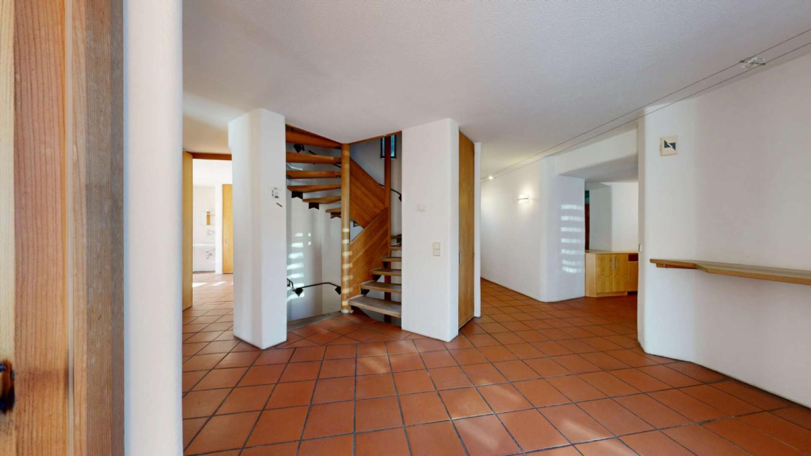 Flur/Treppe zum Dachboden u. Keller