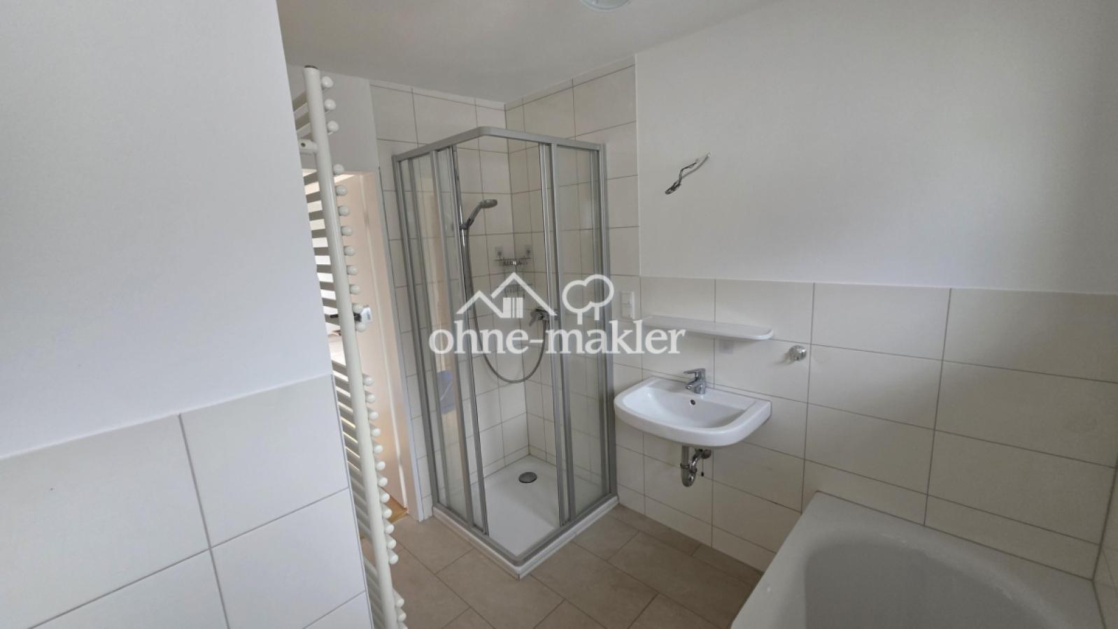 Bad mit WC, Wanne und Dusche