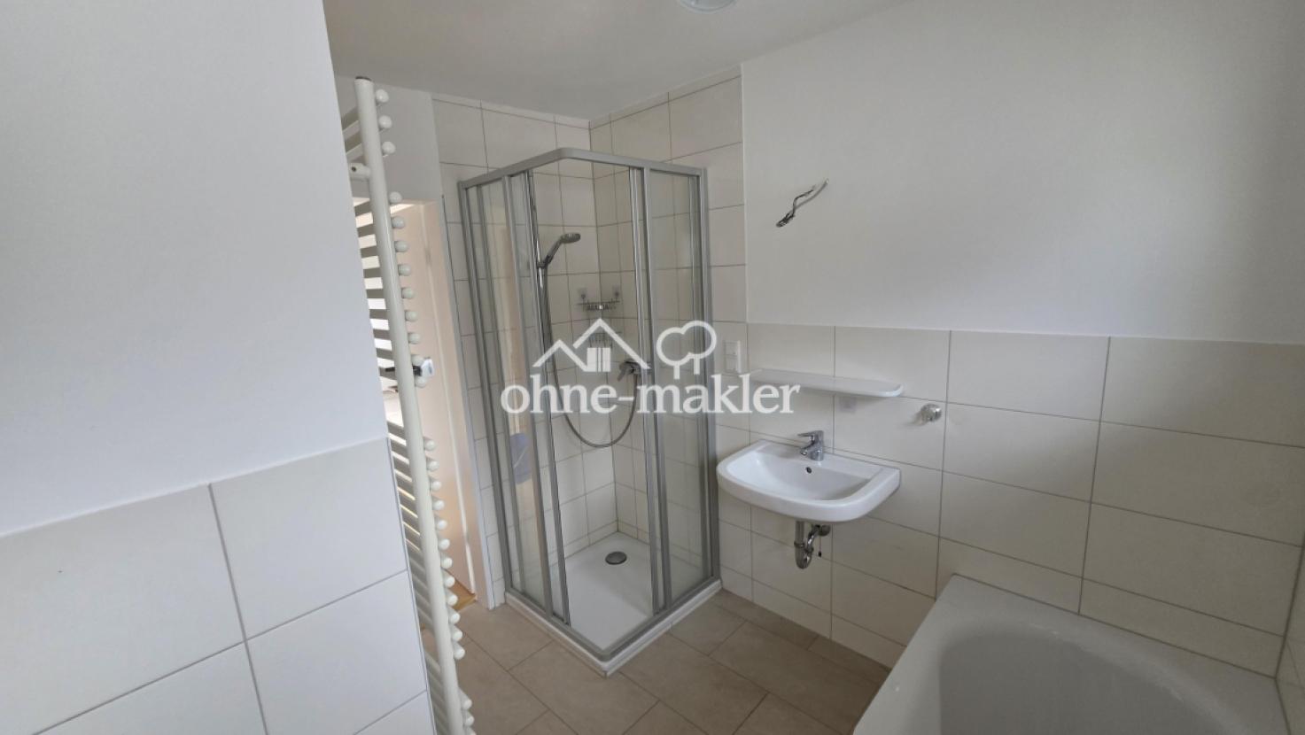 Bad mit WC, Wanne und Dusche