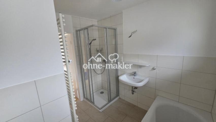 Bad mit WC, Wanne und Dusche