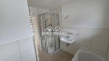Bad mit WC, Wanne und Dusche