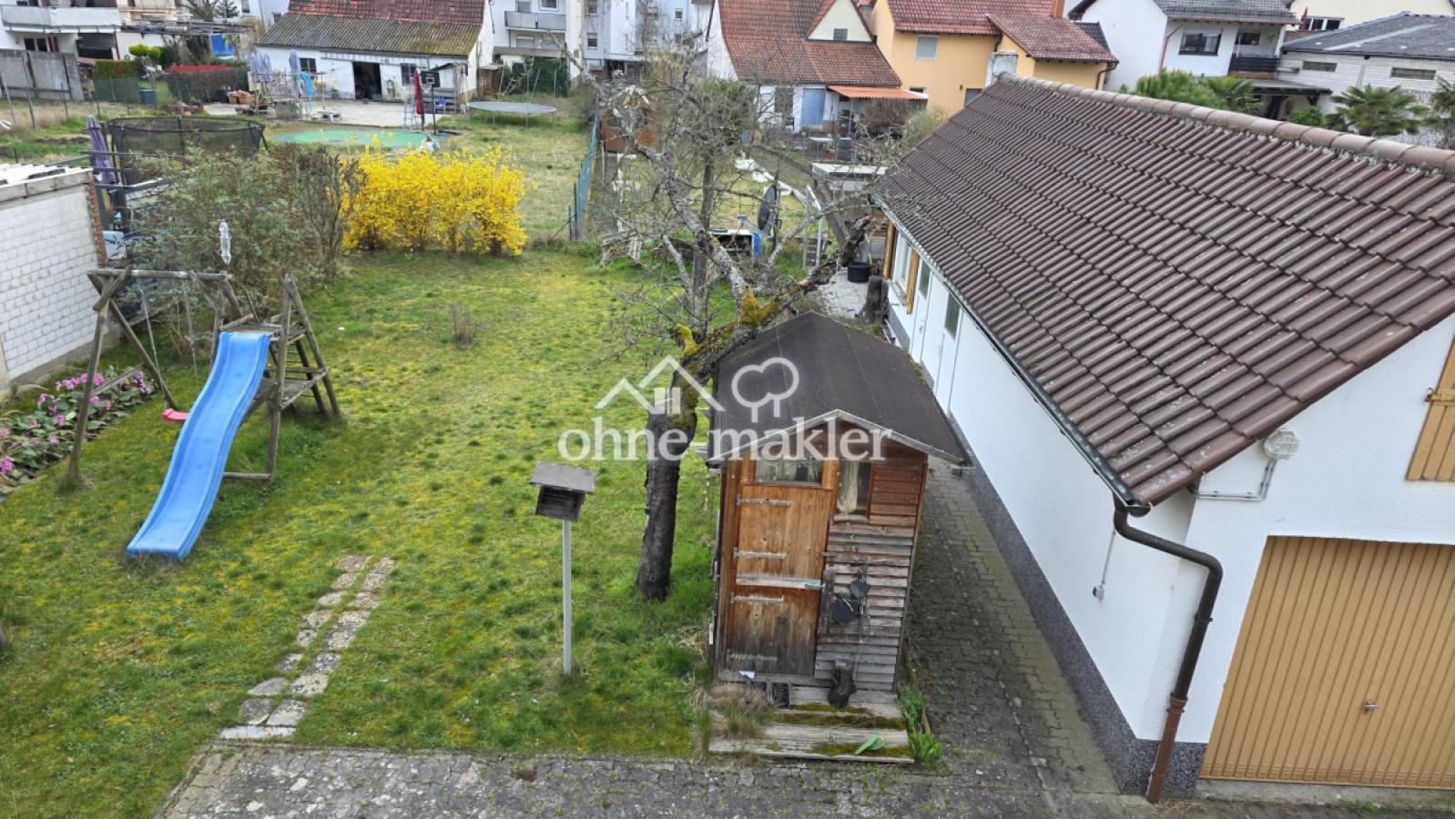 Blick vom Balkon in den Garten