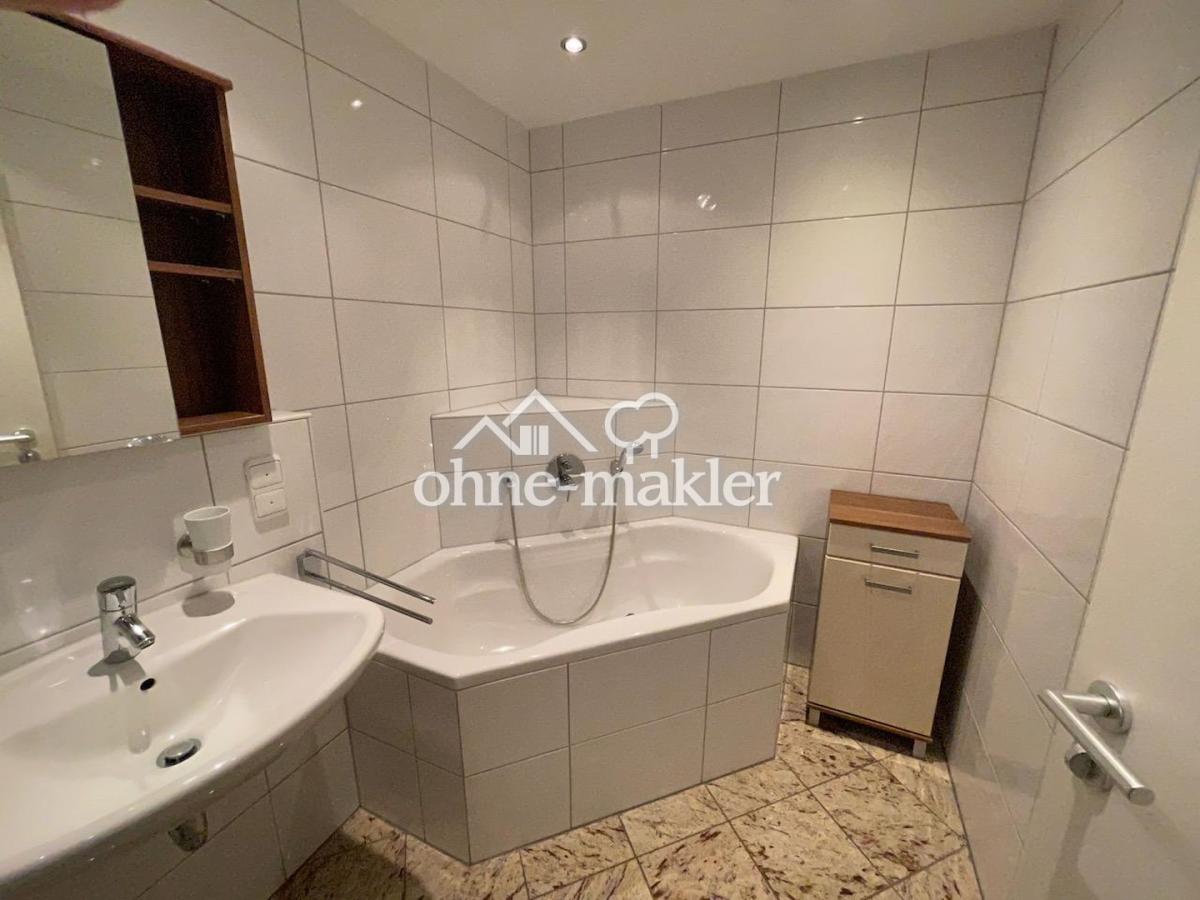 Bad mit Badewanne