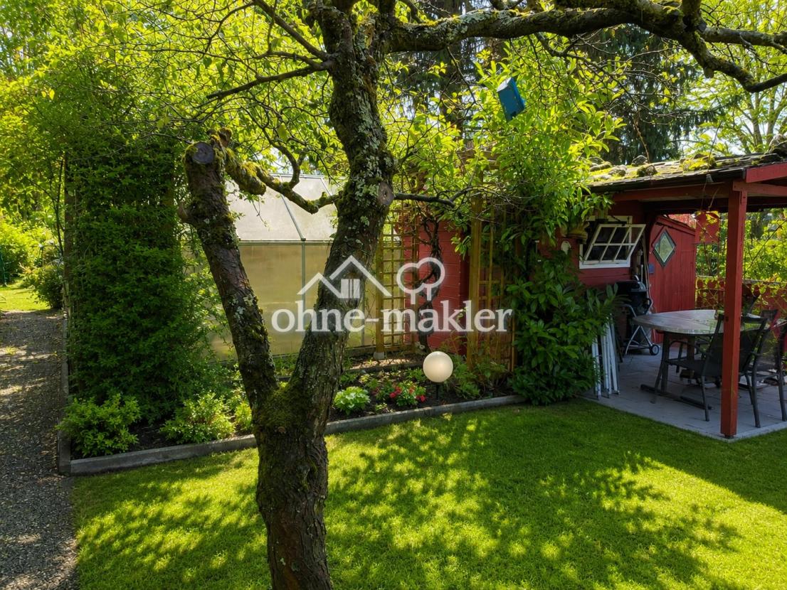Garten und überdachte Terrasse