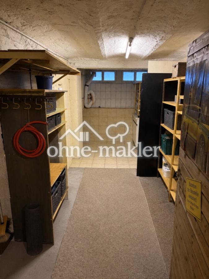 Kleiner Keller mit Regalen