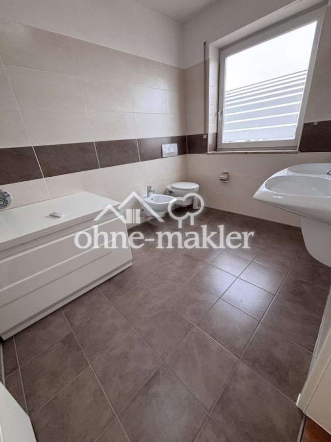 schönes Bad BW+Dusche+Bidet+WC