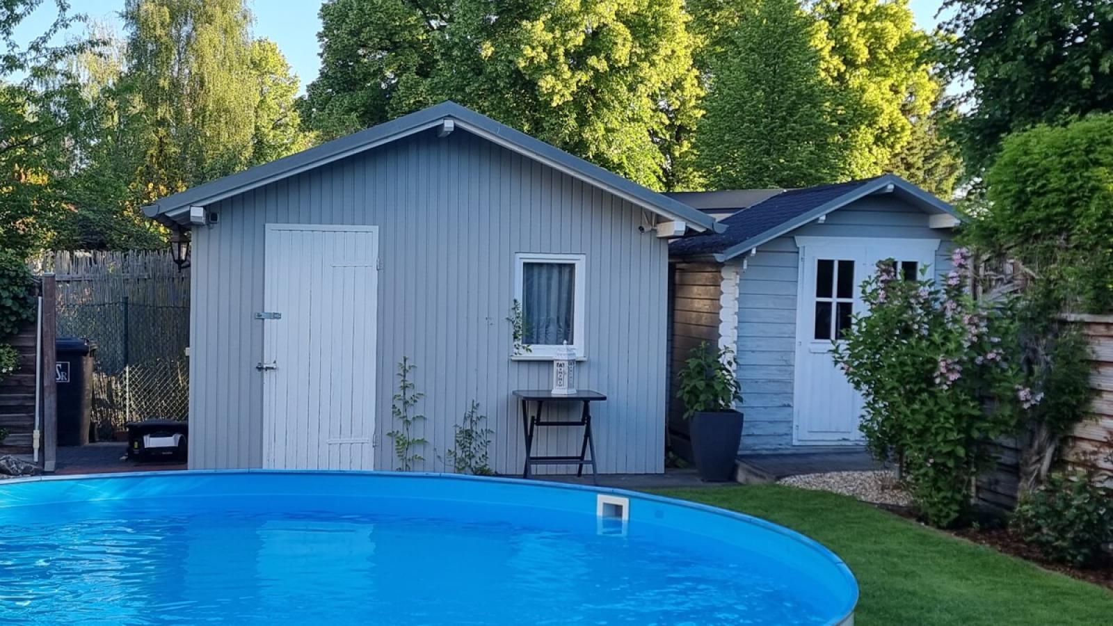 Pool mit Gerätehaus