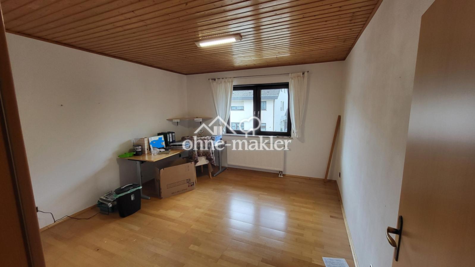 1.OG Zimmer 1 (Kind/Büro)