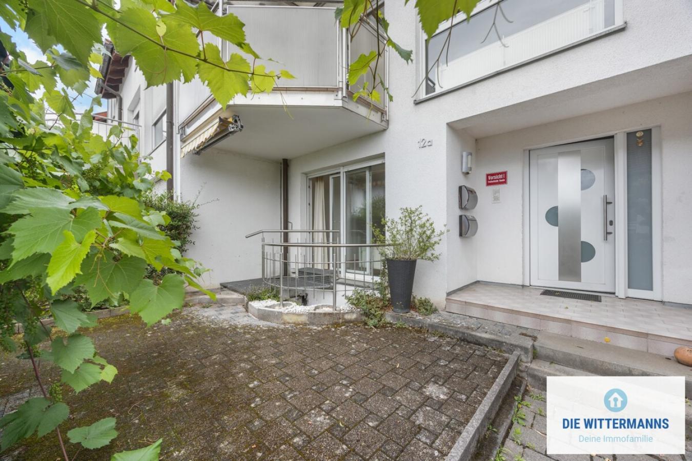 Vor dem Haus
