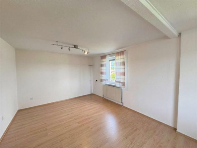 Wohnzimmer entmöbliert - (KI generiert)