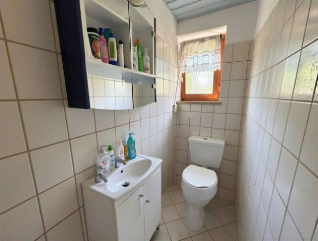 Gäste-WC EG ohne persönliche Gegenstände - (KI generiert)