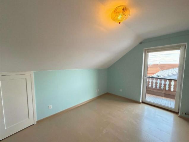 Schlafzimmer entmöbliert- (KI generiert)