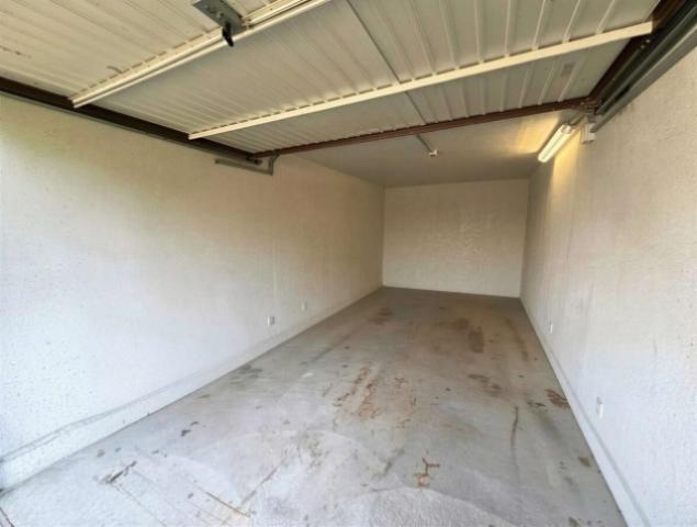 Garage rechts, entmöbliert- (KI generiert)