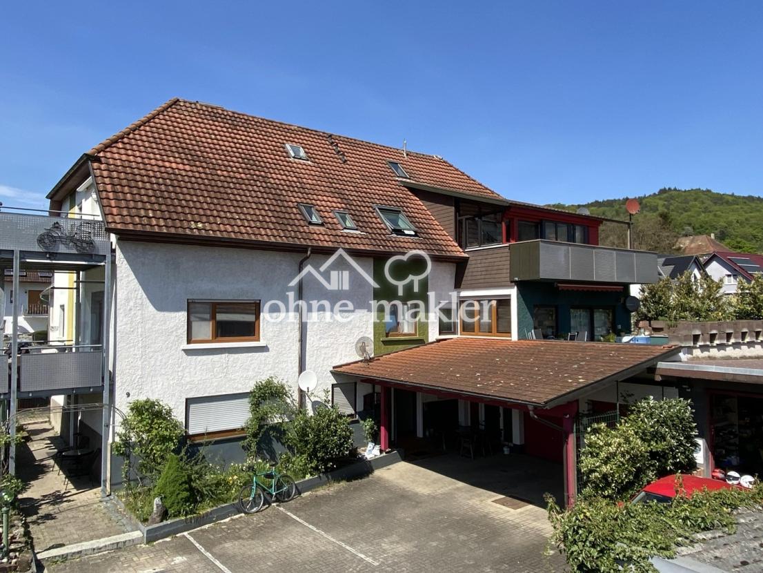 Vorderansicht mit Balkon