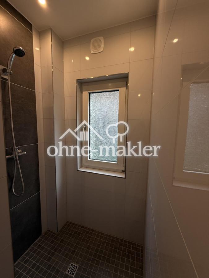 Dusche im Badezimmer 