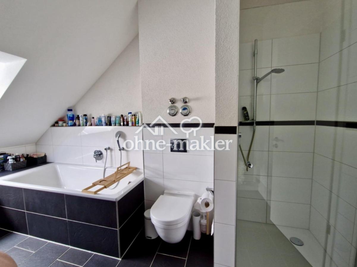 Bad mit Badewanne und Dusche