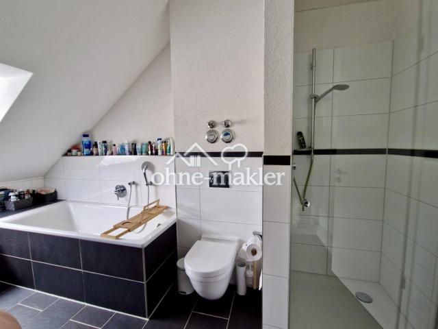Bad mit Badewanne und Dusche