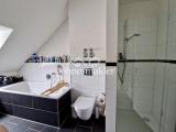 Bad mit Badewanne und Dusche