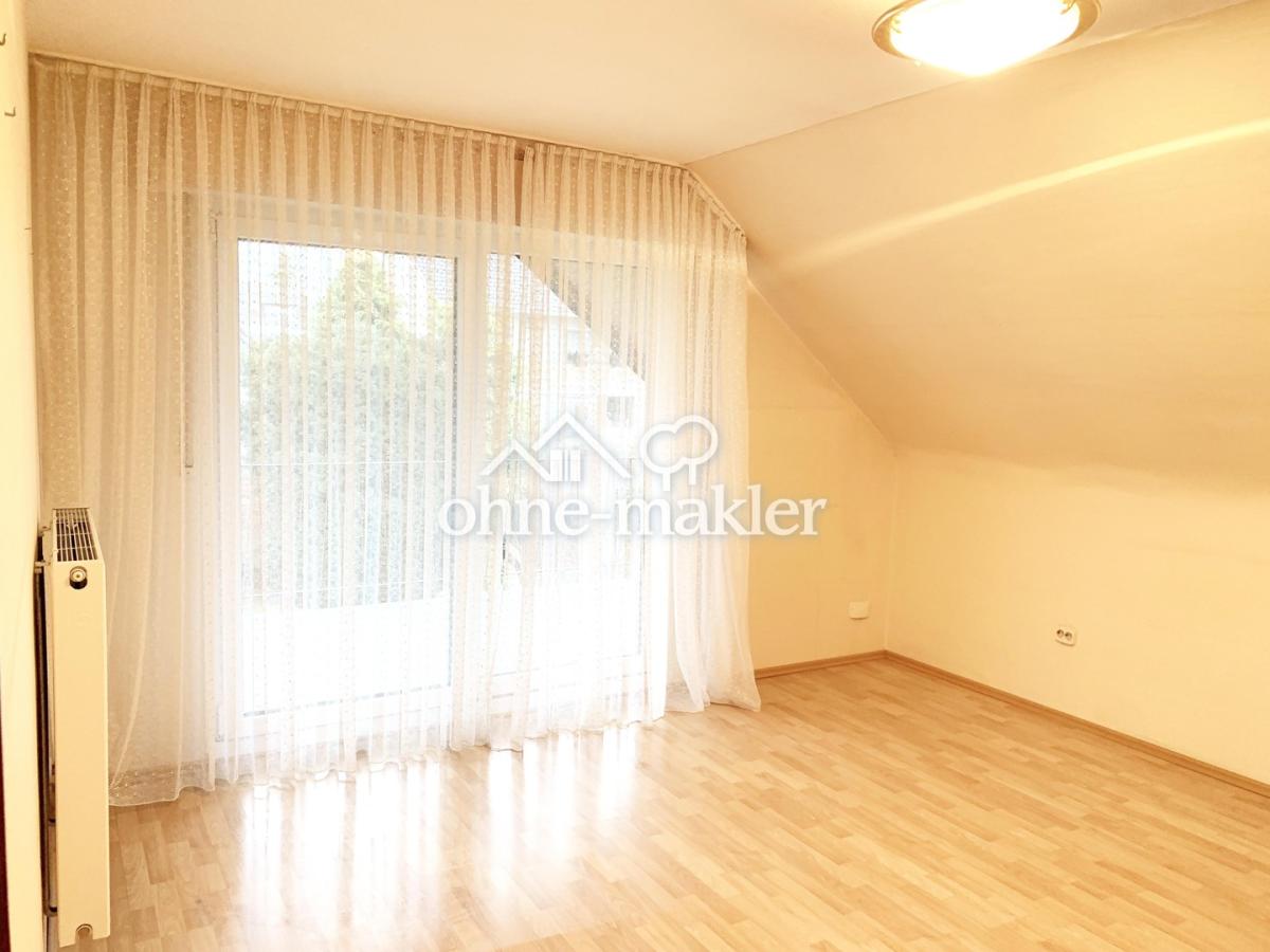 Großes Schlafzimmer mit Balkon