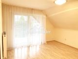 Großes Schlafzimmer mit Balkon