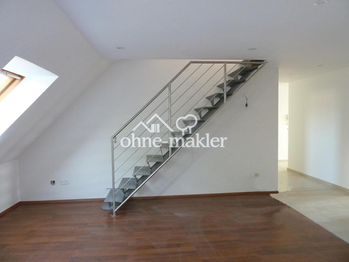 Wohnzimmer mit Treppe