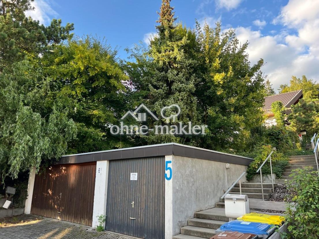Garage links und Aufgang