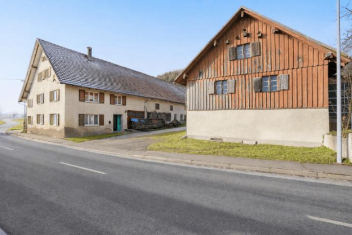 Außenansicht mit Nebengebäude