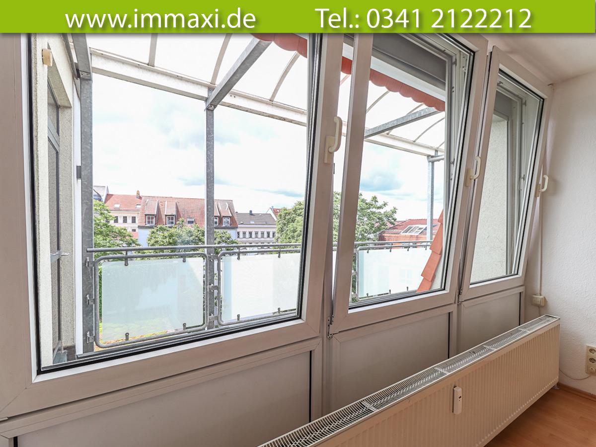 Wohnzimmer Fenster mit Blick zum Laubengang