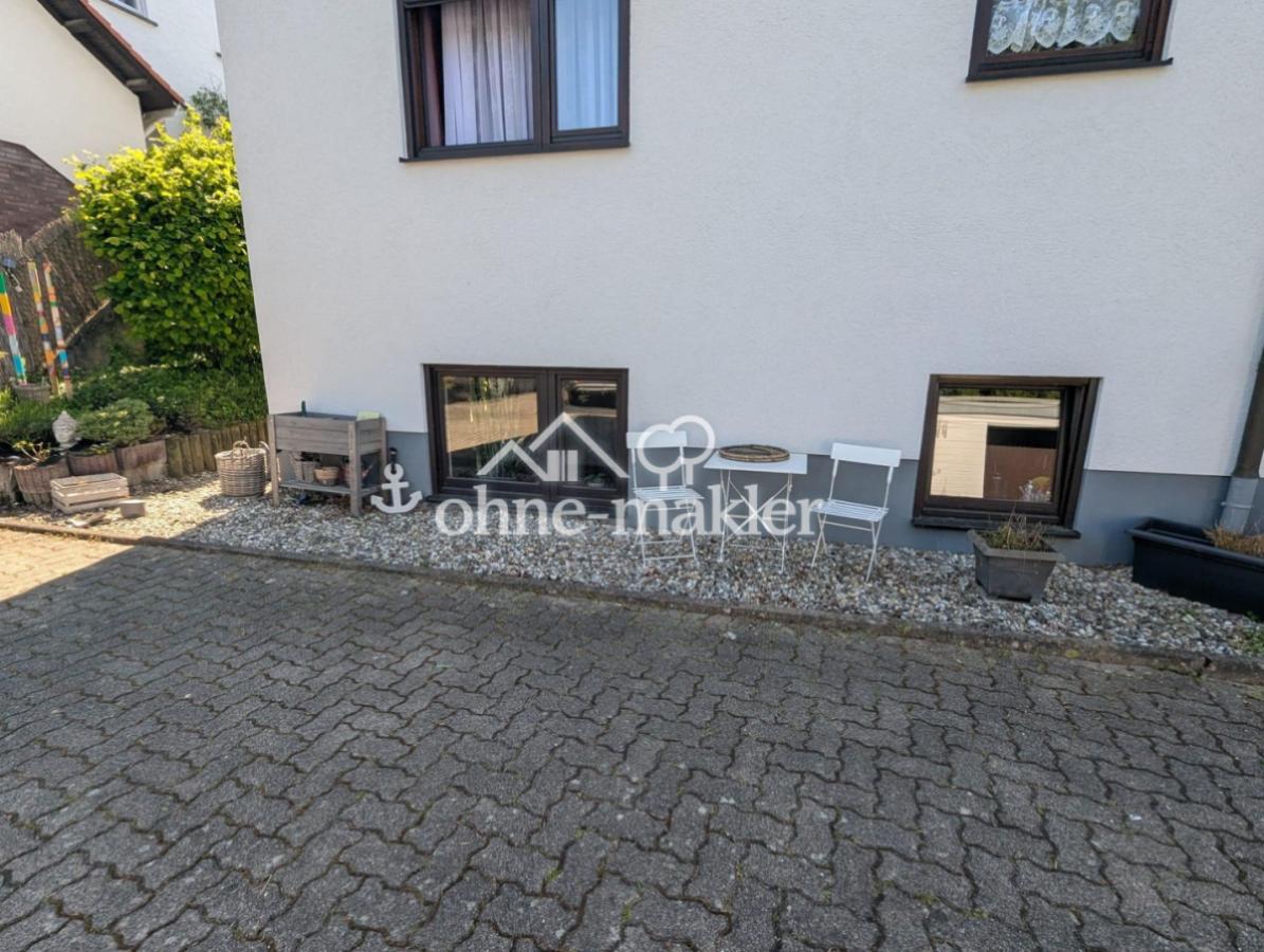 links Wohnzimmer  rechts Küche