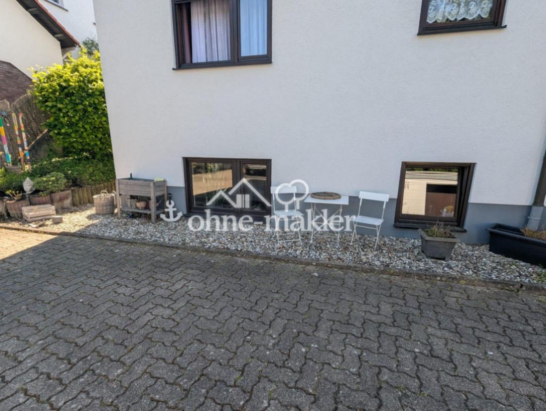 links Wohnzimmer  rechts Küche