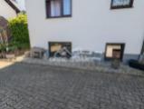 links Wohnzimmer  rechts Küche