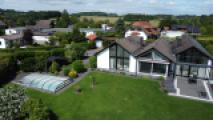 Rückansicht mit Pool und Garten