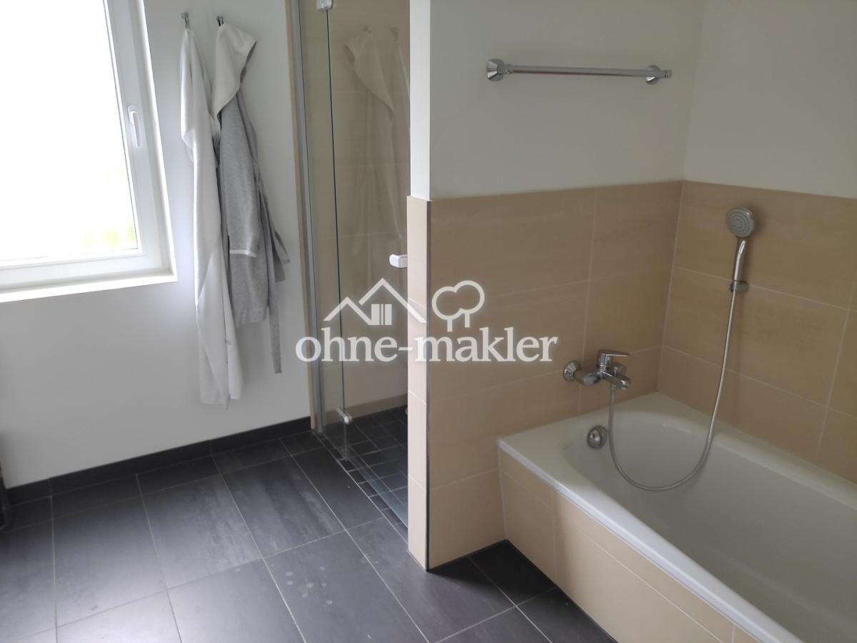 Bad mit Dusche und Wanne