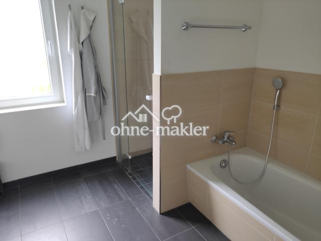 Bad mit Dusche und Wanne