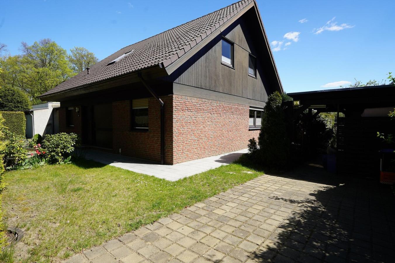 Hausansicht mit Carport