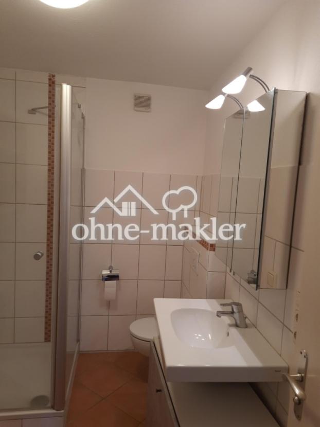 Bad mit Waschbecken Toilette