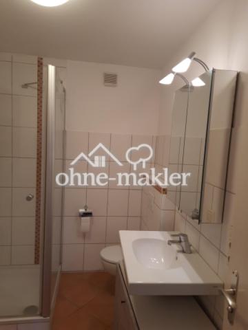 Bad mit Waschbecken Toilette