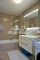 Bad: Wanne und Dusche