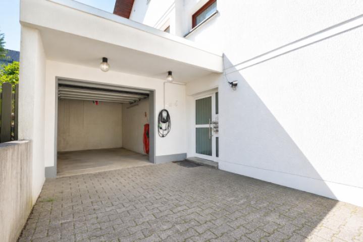 Hauszugang und Garage