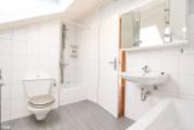 Tageslichtbad mit Dusche und Badewanne im DG