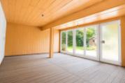 Große bodentiefe Fenster zum Garten
