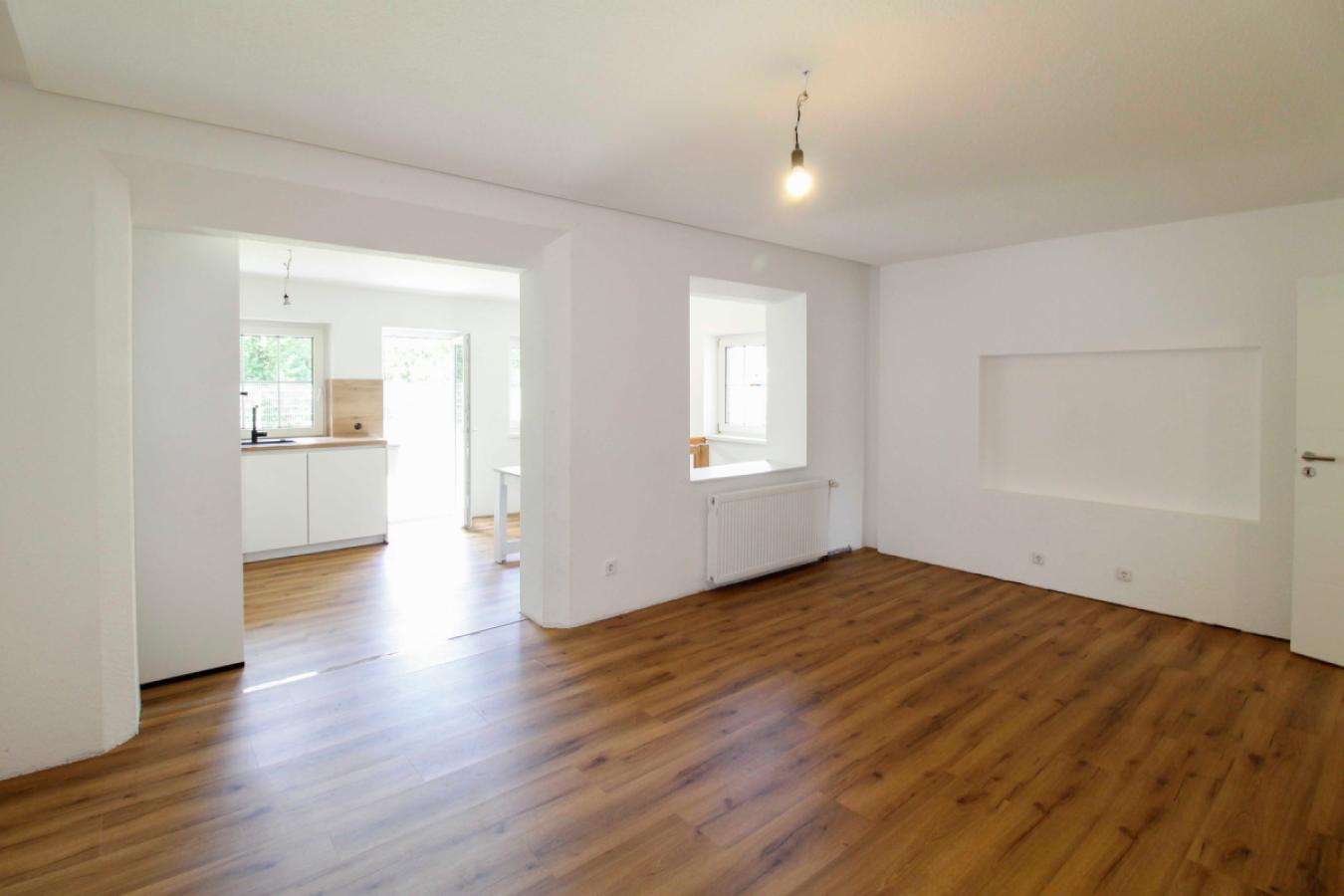 Wohnzimmer mit Küchenblick