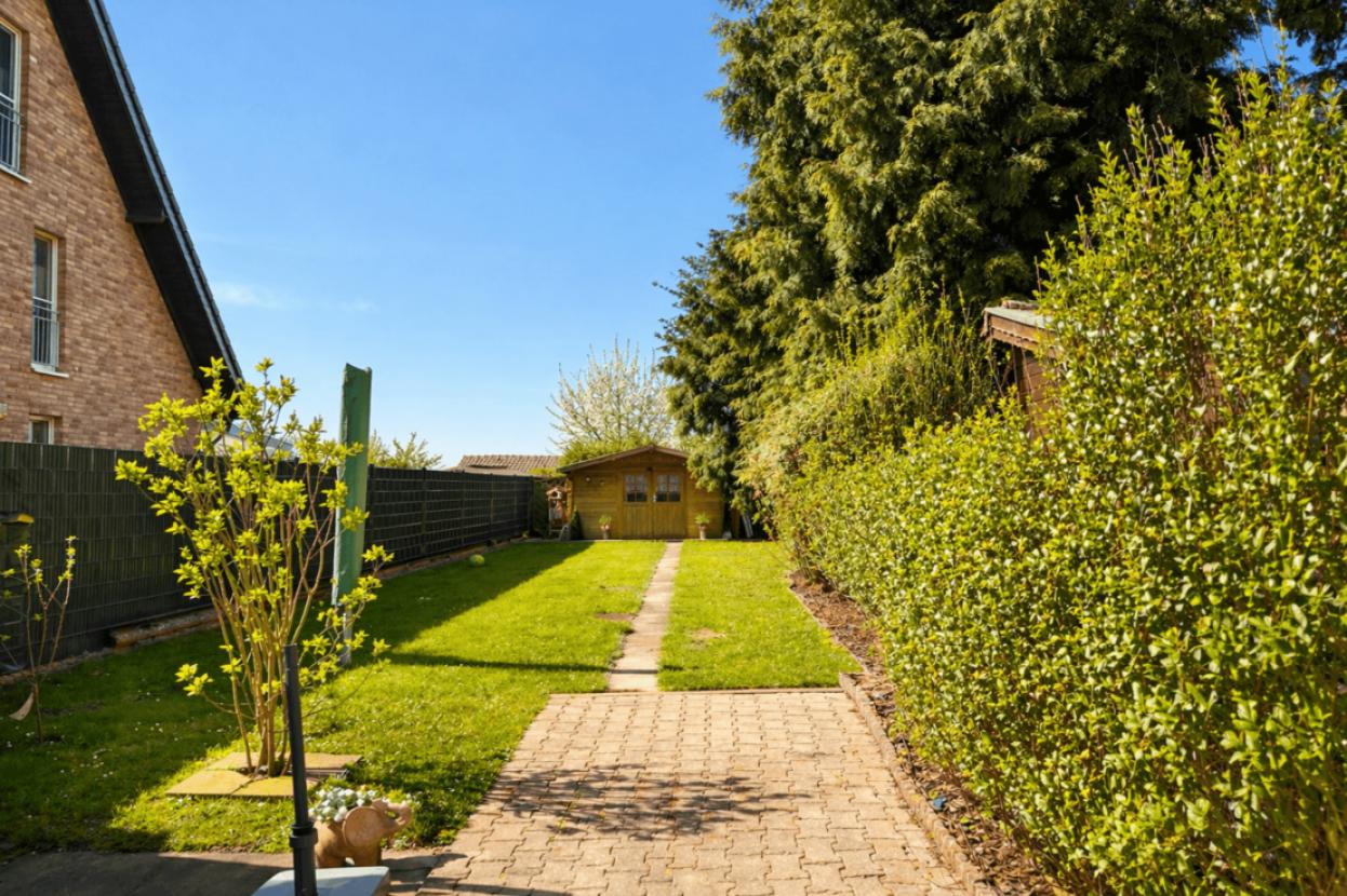 Wunderschöner Sonnengarten mit Gartenhaus