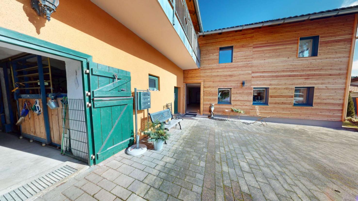 Außenansicht Altbau + Pferdestall