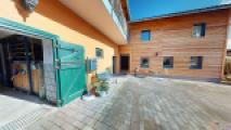 Außenansicht Altbau + Pferdestall