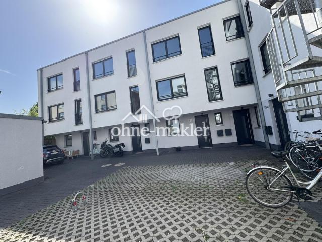 Innenhof mit Parkplatz