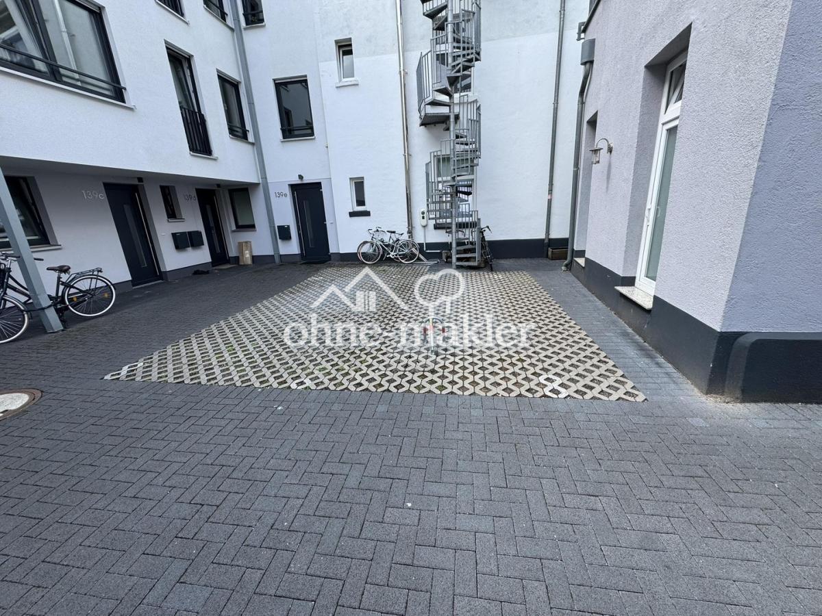 Innenhof mit Parkplatz