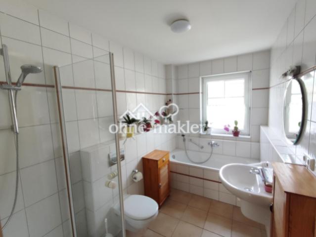 Bad mit Dusche und Wanne