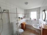 Bad mit Dusche und Wanne
