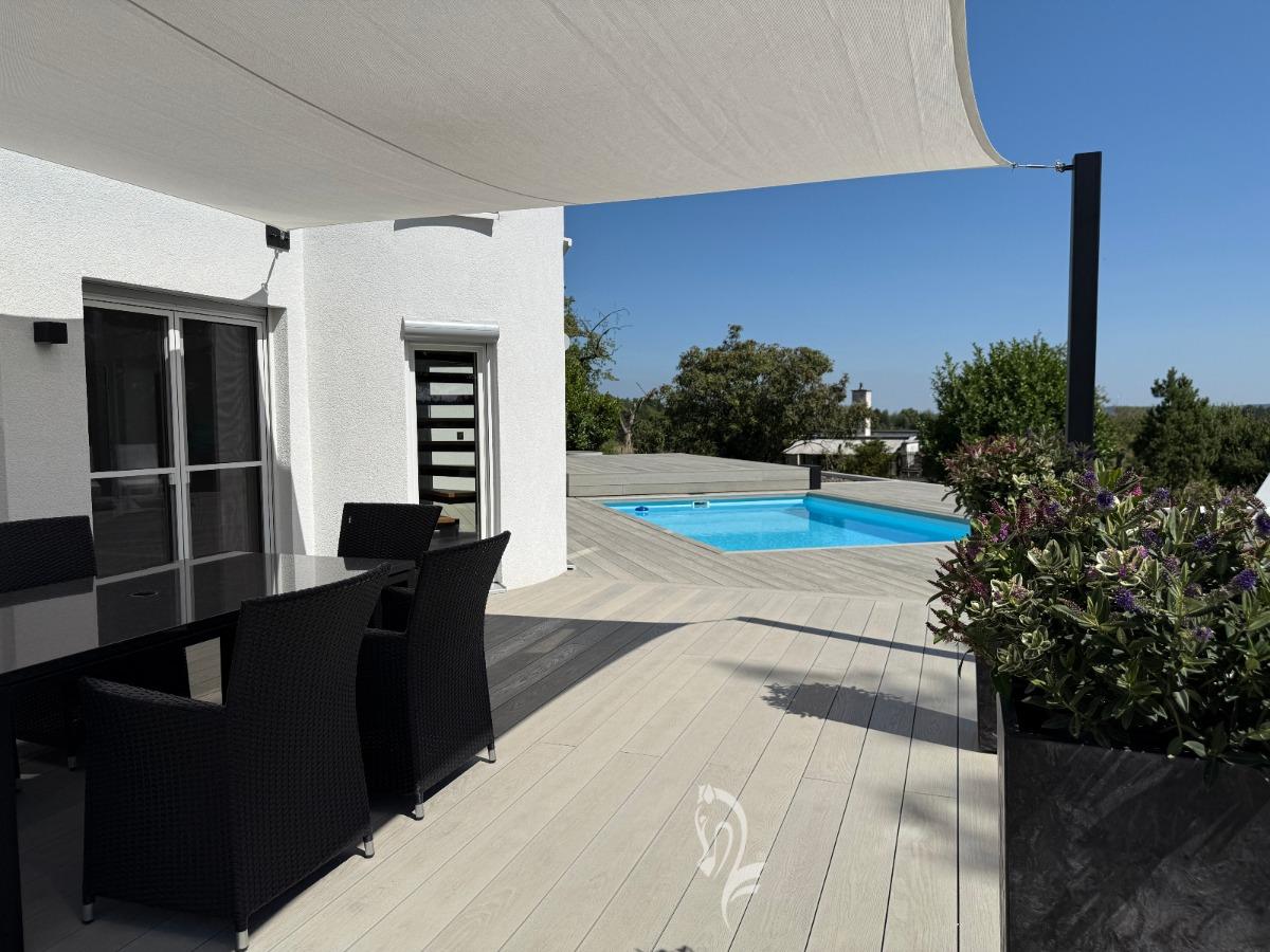 Terrasse mit Pool